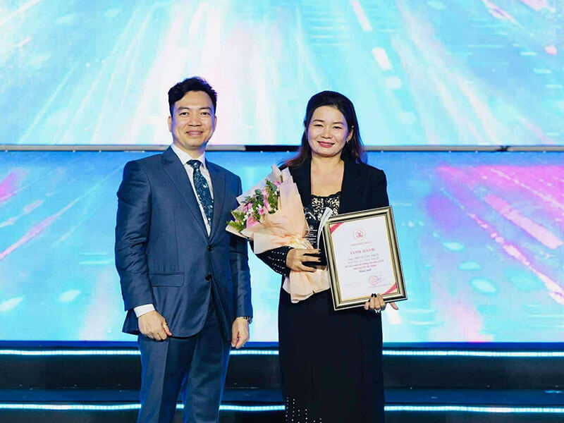 Giám đốc Thoại My tại Đại hội vinh danh thành tích xuất sắc năm 2024 Giám đốc Thoại My tại Đại hội vinh danh thành tích xuất sắc năm 2024